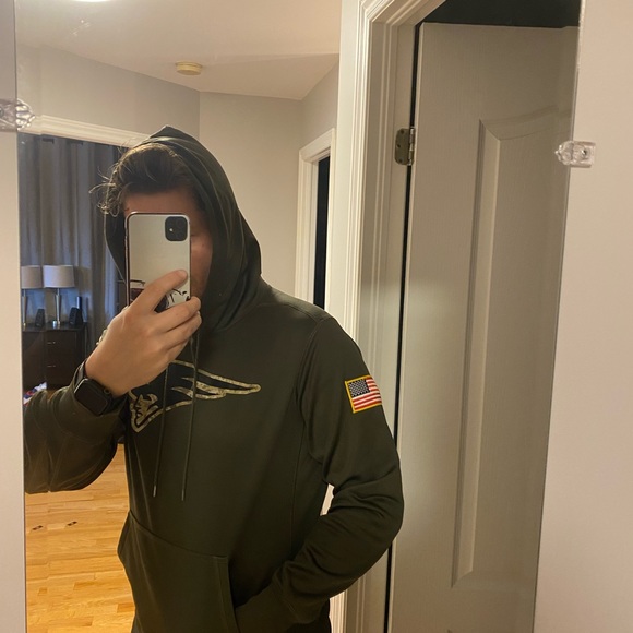 Nike Therma-Fit New-England Patriots hoodie.salute to service edition. - Picture 7 of 7